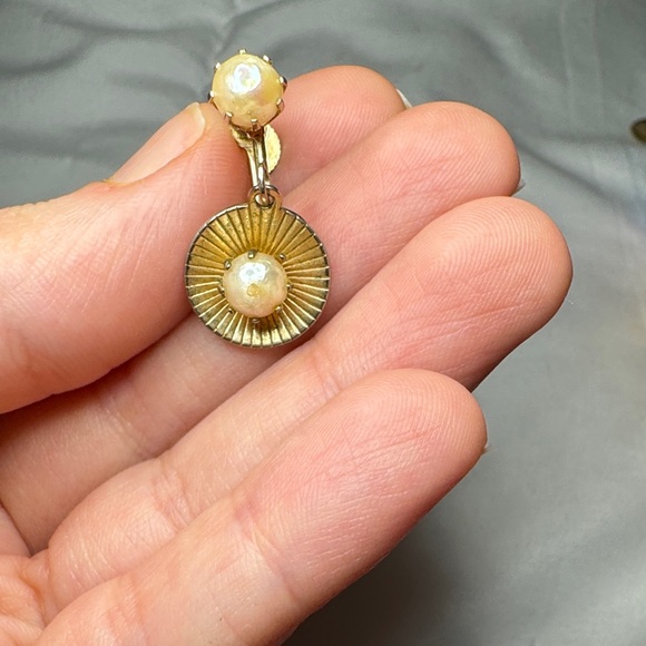 Elegant Vintage Gold Pearl Clip-On Earrings - Picture 4 of 5